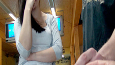 facet napalony na jej nawilżone dupsko