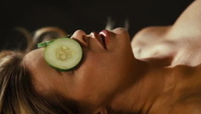 laska patrzy w jego oczku podczas analnego seksu