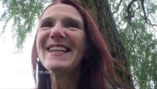 blondi wygina się przy oknie