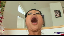 męczy ją ruchankiem od tylca