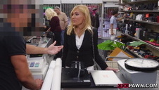 kamerzysta mizia ją po ciele