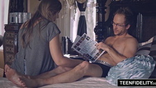 emo laska klęczy i ssie jego członka