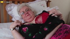 naga ślicznotka z penisem w ustach