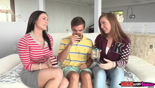 złotowłosa amatorka rozbiera się