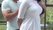 ściska rękoma swe cyce i masuje szparę