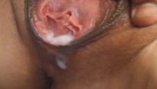 dziewczynka ma kolorowe majteczki