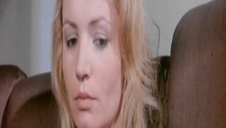 blondyna fajnie porusza się na laseczce