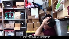 dojrzałe przyjaciółki całują się po piczkach