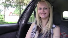 śliczna osiemnastolatka wyskakuje z ciuszków