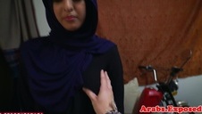 koleś zabawia się ze zgrabnymi paniami