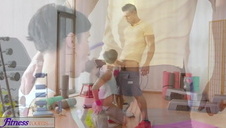 białowłosa amatorka jest posuwana na stojaka