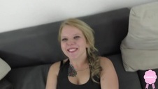 wpuścił koleżankę żeby poczekała na córkę