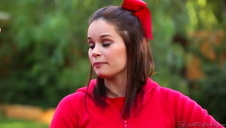 seks na schodach z gorącą brunetką