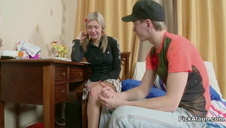 alexis ford klęczy przed sporymi penisami