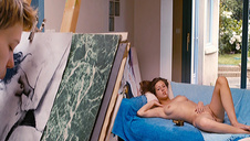 szczupła brunetka ujeżdża kutasa