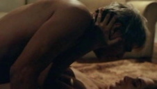 uśmiechnięta blondynka zrzuca czerwoną bielizne