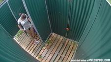 młoda brunetka znakomicie liże kutaska