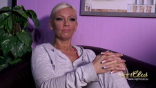 delikatne panie elegancko ciągną pałkę