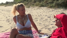 dildo między jej niewielkimi pośladkami