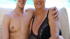 facet rozpina koszulę i zabiera się za bladą babeczkę