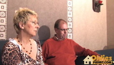 cycata okularnica pieści się przed internetową kamerką