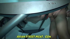 laska w różowym staniku ma ochotę na przystojniaka