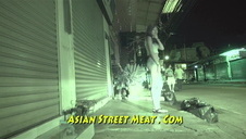 zwariowana brunetka w czerwonych pończochach