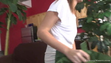 ruchana laska pieści palcami swą łechtaczkę