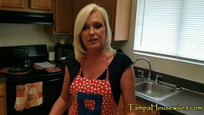 zgrabna laska dogadza sobie w kuchni