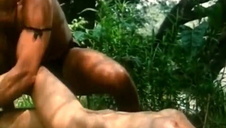 pieści łechtaczkę podczas sesji w solarium