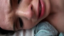 żoneczka ssie i połyka cały ładunek