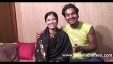 czarnowłosa babka świetnie pieści swą szparę