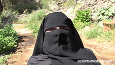 laska pieści się po piersiach podczas seksu