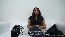 słodka masturbacja pod drzewem