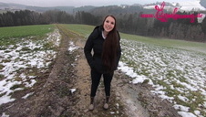 piękna mamuśka zaprasza młodego do swojej krainy rozkoszy