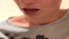 blondyna przeżywa mega orgazm