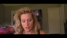 młota stażystka z zalaną buźką