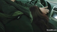 blondyna wygina się na wszystkie strony