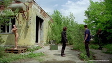 klęczy na zielonym dywaniku i ciągnie jego fiuta