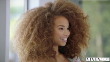 faceci ściskają jej boskie piersi