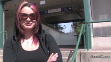 ślicznotki całują się na kanapie