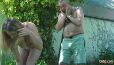 śliczniutka kobietka daje sobie z paluszka