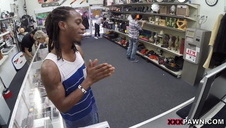 seksik przy basenie z kusząca brunetką