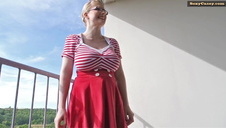 taryn oddaje się na kanapie