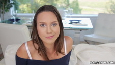 blondyneczka zabawia się z braciszkiem