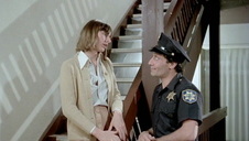 brunetka wkłada palce w jej słodką muszelkę