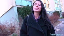 seksik z naturalną nastolatką na łóżku