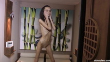 tiffany soczyście obciąga penisa