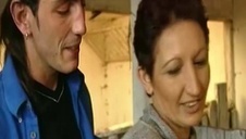 azjatka obrabia mu kutasa w łazience