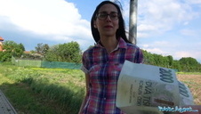 z azjatką w czerwonym otoczeniu